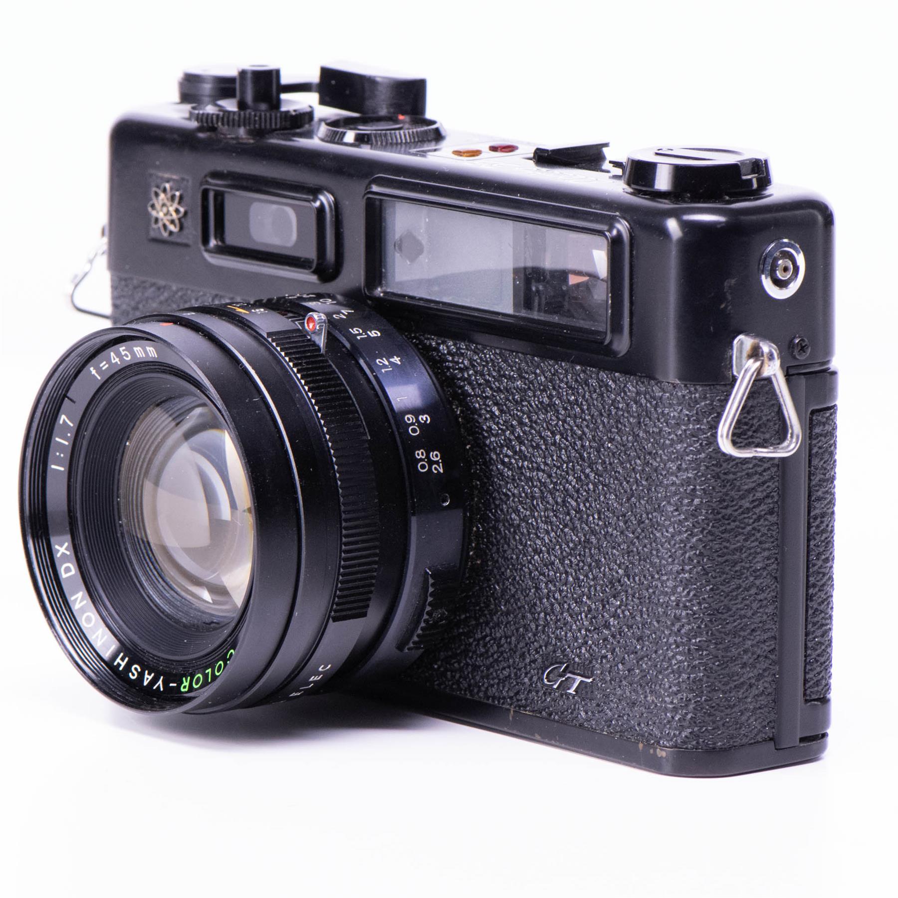 Yashica Electro 35 GT Camera | Yasinon DX 45mm f1.7 | Black | Japan | 1969